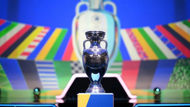 Euro được tổ chức 4 năm 1 lần bởi UEFA các năm chẵn