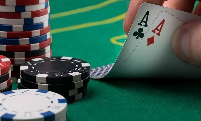 Cần cân nhắc việc điều chỉnh C bet vừa phải và thay đổi bet